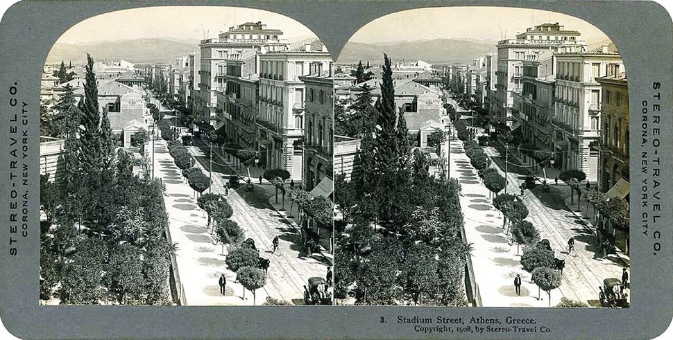 Η οδός Σταδίου, 1908. Στερεοσκοπική φωτογραφία. Η οδός Σταδίου εικονίζεται από ψηλά. Επικρατεί γαλήνη, ο δρόμος είναι σχεδόν έρημος, με λιγοστούς διαβάτες, ποδηλατιστές και αυτοκίνητα. Δεξιά διακρίνονται τα τρία νεόδμητα κτήρια του οικοδομικού τετραγώνου 15. Στο πρώτο, το τριώροφο μέγαρο Μενάγια, λειτουργούσε από το 1903 το ξενοδοχείο «Νέα Υόρκη». Το δεύτερο, διώροφο αρχικά, κτήριο επί σειρά ετών στέγαζε τα γραφεία της ασφαλιστικής εταιρίας «Η Ανατολή» και αργότερα στο ισόγειο το γνωστό εστιατόριο «Διεθνές». Το τρίτο κτήριο ανεγέρθηκε το 1899 από το Μετοχικό Ταμείο Στρατού. Στη γωνία του τετραγώνου με την οδό Οφθαλμιατρείου διακρίνεται η οικία Ευθ. Καστόρχη.