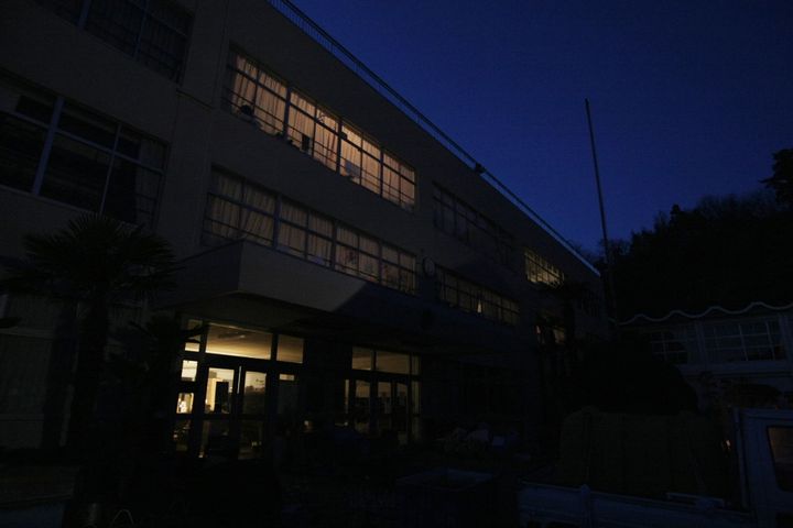東日本大震災で設置された避難所の一つ、節電で夜は真っ暗になっていた（2011年4月撮影、本文に出てくる被害とは関係がありません）
