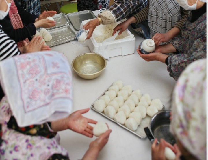 避難所で炊き出しを担う女性たち（2011年4月撮影）