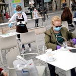 La Comunidad de Madrid sale del riesgo extremo de coronavirus pero mantiene las