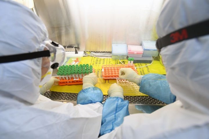 Laboratorio chino analizando muestras de covid.