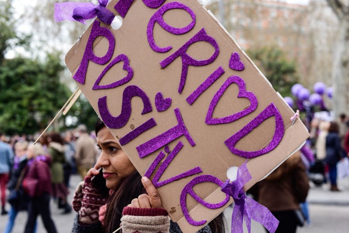 Una mujer participa en la manifestación del 8 de marzo de 2020 en Madrid.