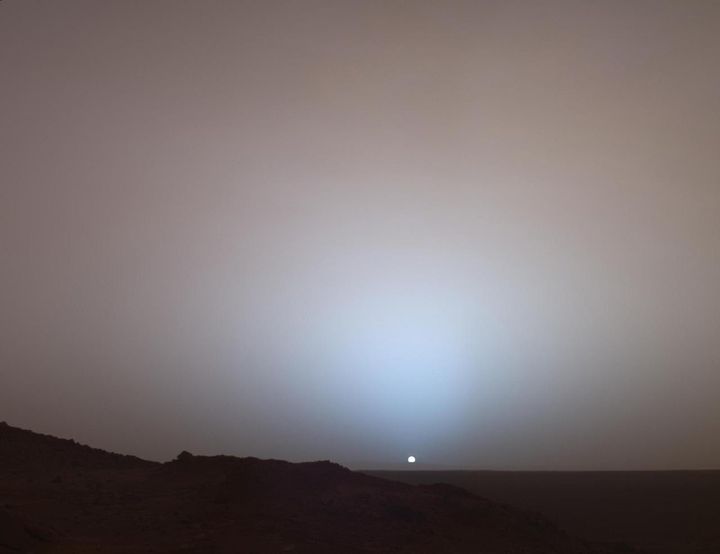 Hλιοβασίλεμα στον κρατήρα Gusev του Άρη, όπως καταγράφηκε από το όχημα Πνεύμα (Spirit) της αμερικανικής NASA το 2005