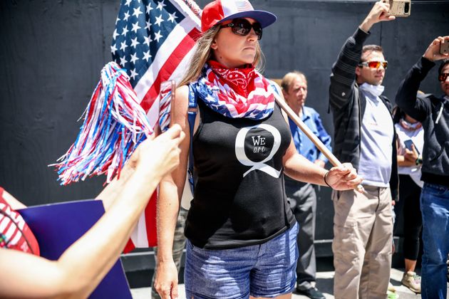 Des conspirationistes du groupe QAnon protestent contre le confinement instauré dans l'Etat de Californie, le 1er mai 2020, à San Diego, en Californie. (Sandy Huffaker / AFP)