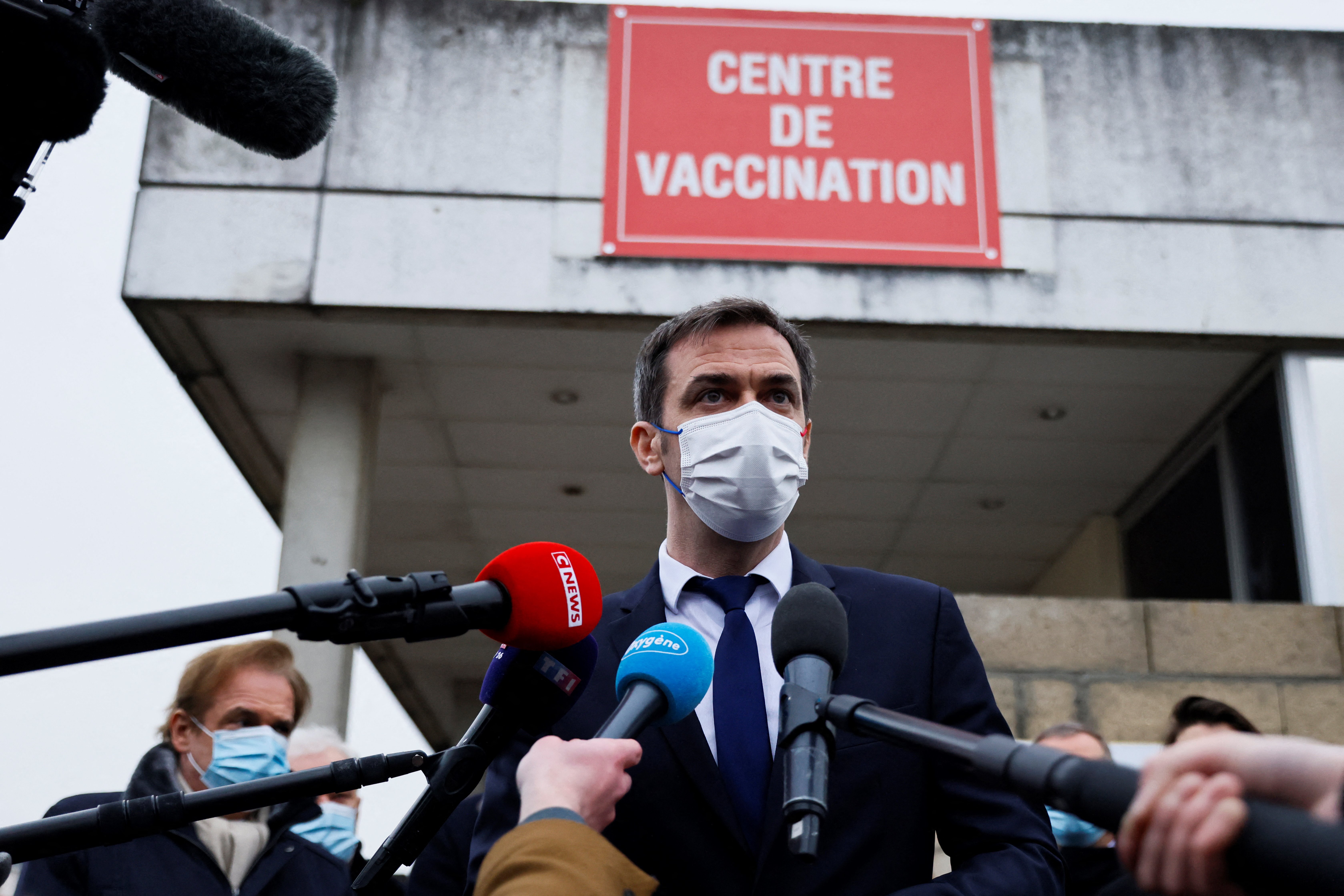 Covid: Véran appelle les soignants à se faire vacciner dans une lettre ouverte