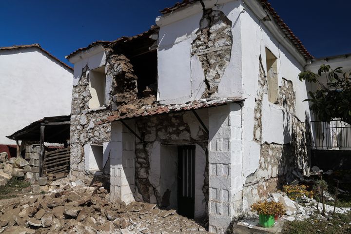 Κτίριο στην Ελασσόνα μετά από τον σεισμό