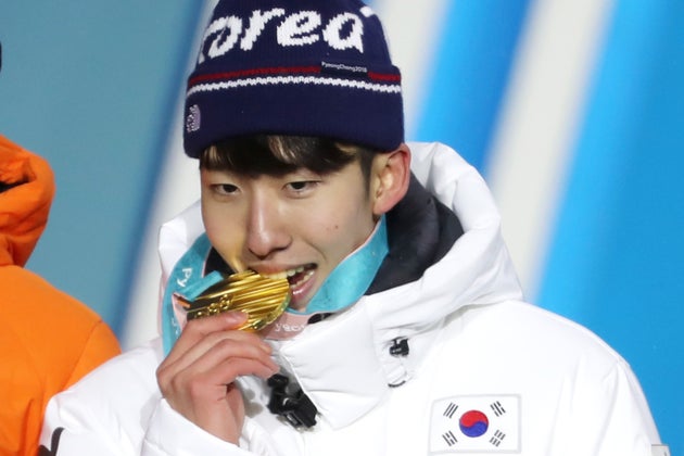 2018 평창동계올림픽 쇼트트랙 스피드 스케이팅 남자 1500m 금메달의 주인공인 임효준이 2018년 2월 11일 오후 평창 메달플라자에서 열린 메달 세리머니에서 금메달을 깨물어보고 있다.