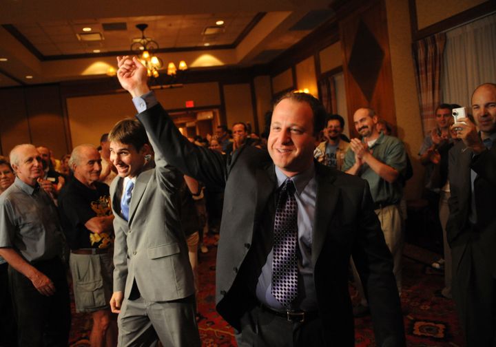 連邦議員に立候補していた時に、パートナーのレイス氏（左）と支持者に手を振るポリス氏（2008年8月12日）