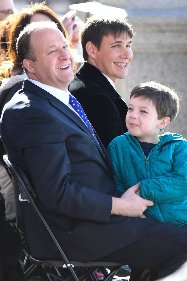 就任式でのポリス知事とレイス氏、息子のキャスピアン・ジュリアスさん（2019年1月8日）