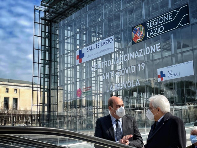 Mattarella visita nuovo centro vaccinale all’Eur Mattarella visita nuovo centro vaccinale all’Eur