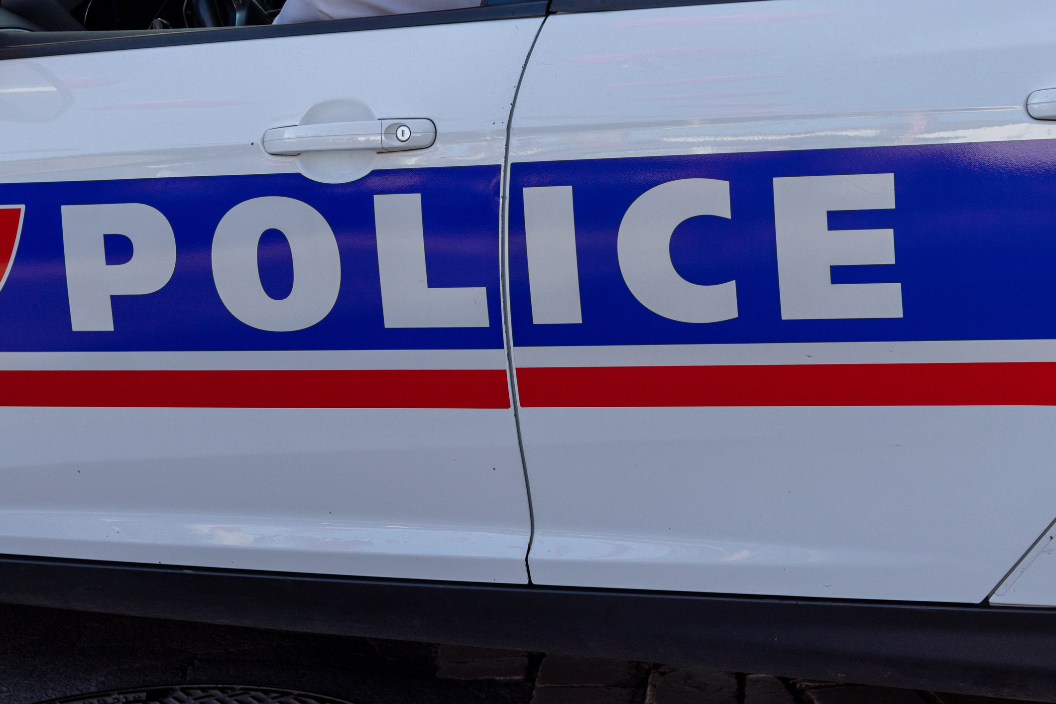 À Paris, un policier tue par balles un homme qui l'avait agressé à l'arme blanche