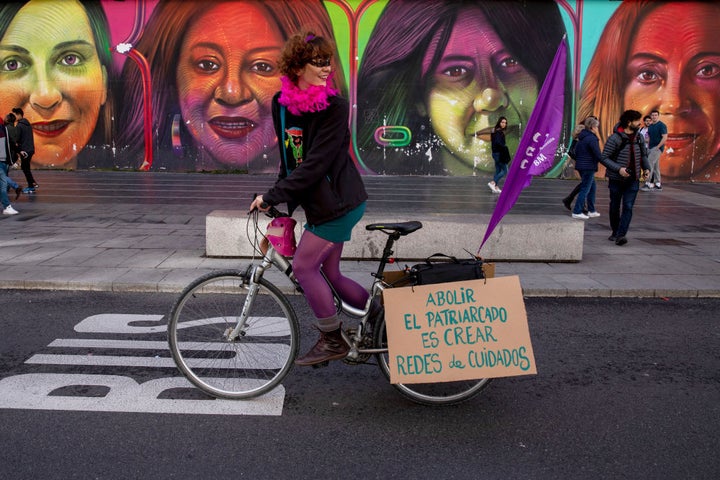 Una mujer participa montada en su bicicleta en la manifestación del 8M.