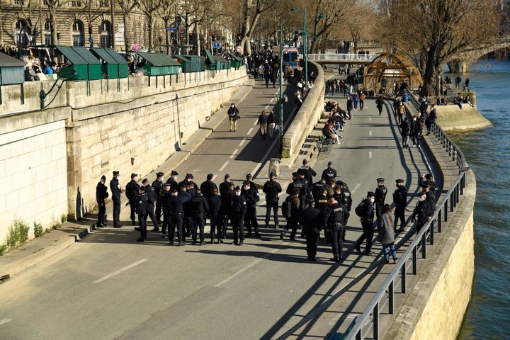 Αστυνομία εκκενώνει τις όχθες του Σηκουάνα