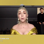 Está agradeciendo un Goya pero TODAS las miradas van justo arriba a la