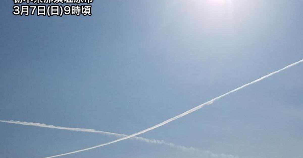 関東で長く伸びる飛行機雲。青空がキャンバスかのよう（写真）