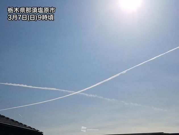 関東で長く伸びる飛行機雲 青空がキャンバスかのよう 写真 ハフポスト