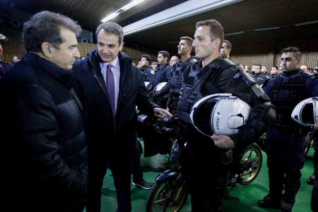 Κύριοι, χαλαρώστε. Οχι τα μέτρα, τον τρόπο