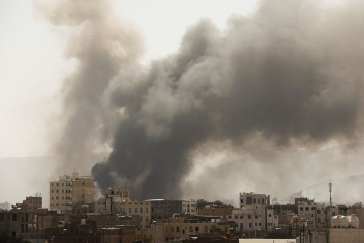 Καπνοί σε σημεία σαουδαραβικών πληγμάτων στη Σαναά