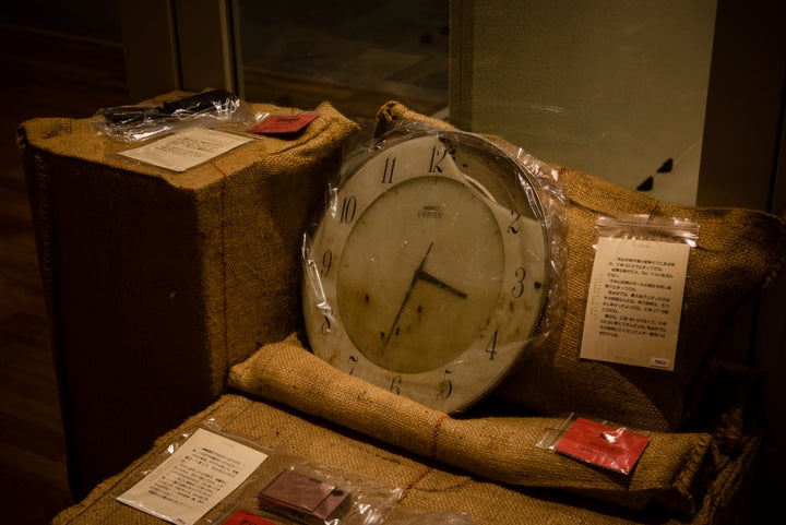 「東日本大震災の記録と津波の災害史」の展示物。「気仙沼魚市場の屋根の下にある時計、3‎時33分で止まってだね。（中略）気仙沼では、最大波が上がったのはその時間なんだね。俺はね、2時46分でなくて、3時33分に黙とうすんだよね。気仙沼ではその時間に亡くなった人が一番多いはずだからね」