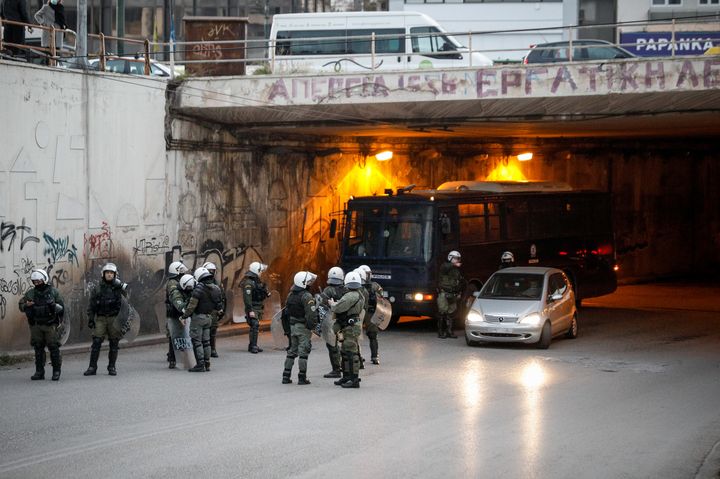 Συγκέντρωση και πορεία διαμαρτυρίας στην Πλατεία της Ν.Σμύρνης κατοίκων της περιοχής, για την βίαιη επέμβαση της αστυνομίας και τον ξυλοδαρμό πολιτών που διαμαρτυρήθηκαν για την επιβολή προστίμου μετακίνησης σε οικογένεια που καθόταν στην πλατεία, Κυριακή 7 Μαρτίου 2021