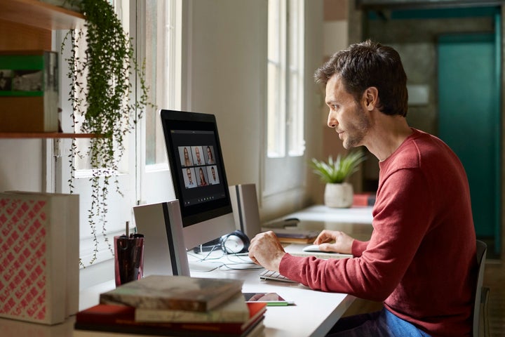 Un hombre teletrabajando desde su casa.