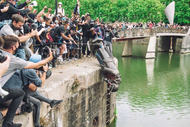 Protesters throw statue of Edward Colston into Bristol harbour