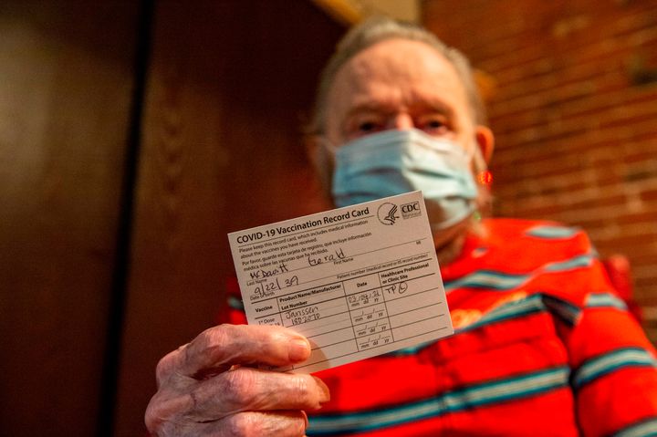 Ένας Αμερικανός ηλικίας 81 ετών επιδεικνύει την κάρτα εμβολιασμού για COVID-19