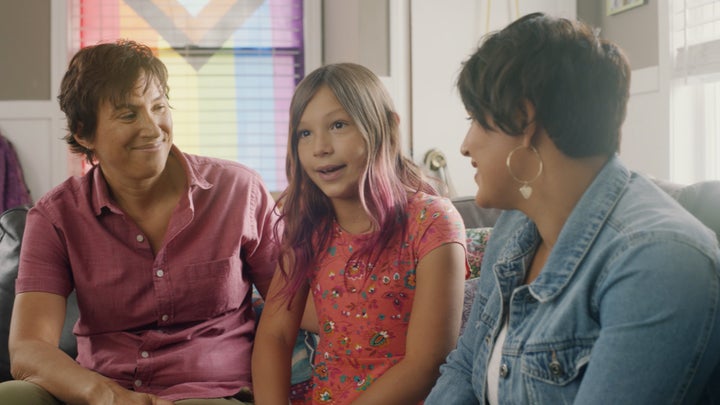 <strong>Parents Ellie and Ashley talking with their daughter Sawyer about hair care and self-expression.</strong><br>(Photograph: Courtesy of Pantene)