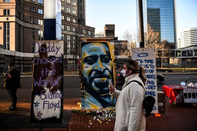 Un portrait de George Floyd devant le Hennepin County Government Center  de Minneapolis le 8 mars 2021