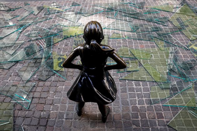 世界的話題の Fearless Girl 今度はガラスを割りまくる 毎日を着実に変えるために ハフポスト