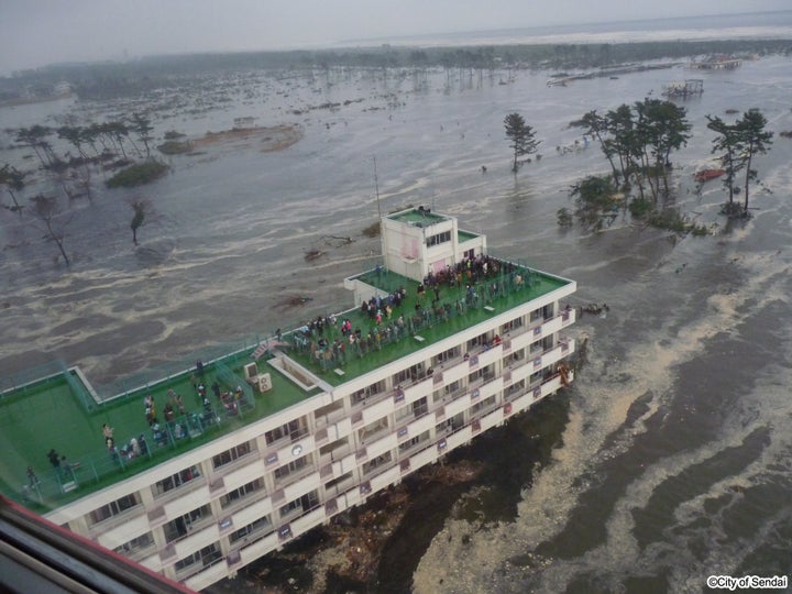 津波が押し寄せた直後の荒浜地区。荒浜小学校以外の家屋など建物は見えなくなった（2011年3月11日午後4時過ぎ、仙台市提供）