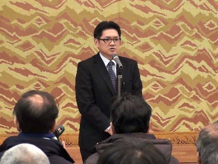 「荒浜移転まちづくり協議会」の会合で挨拶する末永薫さん（仙台市若林区で2012年1月）