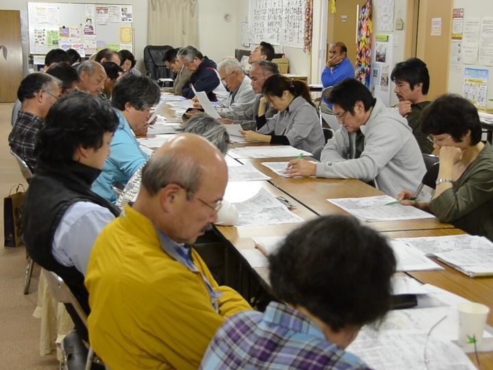 集団移転について話し合う荒浜の元住民ら（仙台市若林区の仮設住宅の集会所で、2011年10月）