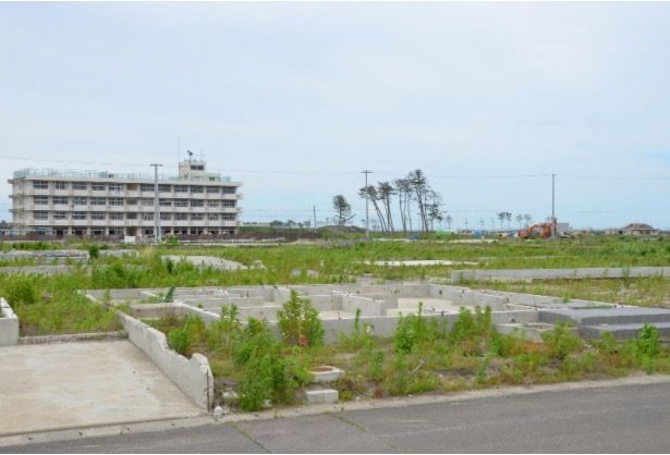 荒浜にあった前之濱さんの自宅跡地。家は土台だけになったが、住宅ローンを借りた際に付けられた抵当権も残った（仙台市若林区で、2012年6月）