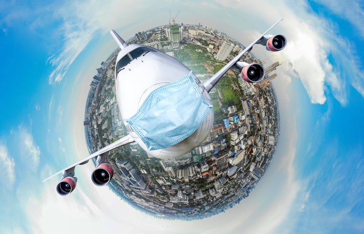 Simulación de un avión con mascarilla.