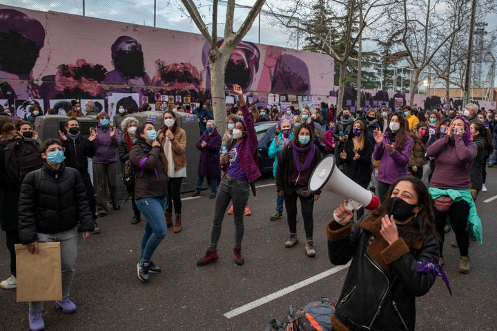 Un grupo de mujeres protesta junto al mural feminista de Ciudad Lineal, que ha sido vandalizado.