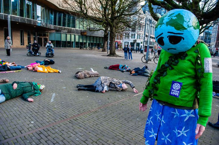Una acción del grupo Extinction Rebellion en La Haya (Países Bajos).
