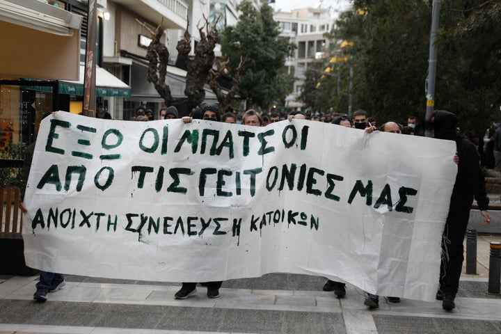 Η Ανοιχτή Συνέλευση Κατοίκων Νέας Σμύρνης στρέφεται κατά της αστυνομίας. Ενδεικτικό είναι το σύνθημα στο πανό.