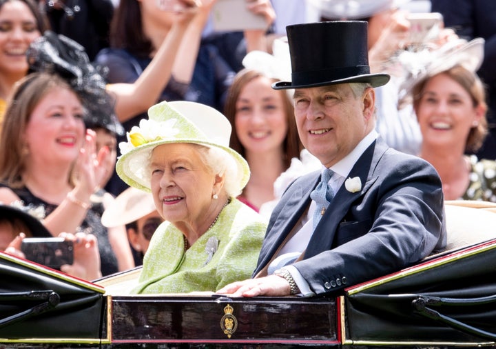 Isabel II y su hijo, el príncipe Andrés, en junio de 2019.
