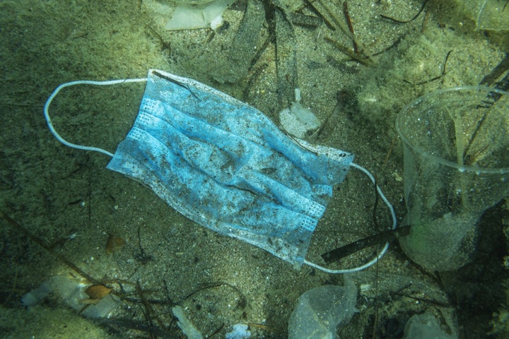 Una mascarilla en el fondo del mar.