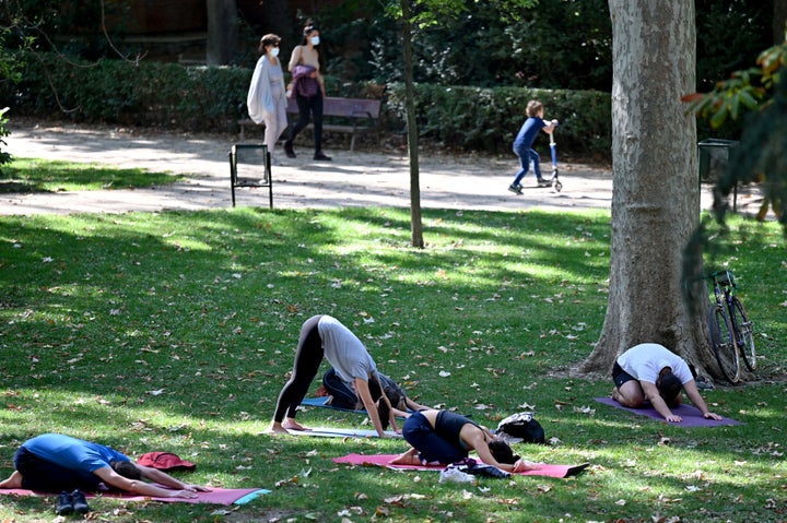 Un grupo de personas hacen deporte en el Parque del Retiro de Madrid.