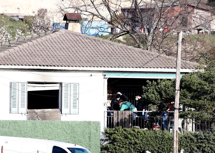 Vista de la vivienda en la que tres personas -un hombre, una mujer y una niña- han muerto este martes en la localidad madrileña de El Molar
