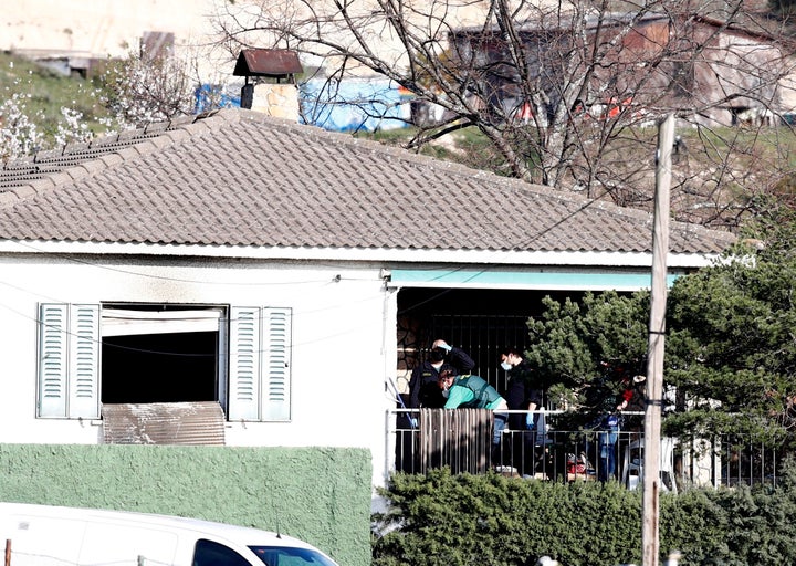 Vista de la vivienda en la que tres personas -un hombre, una mujer y una niña- han muerto este martes en la localidad madrileña de El Molar
