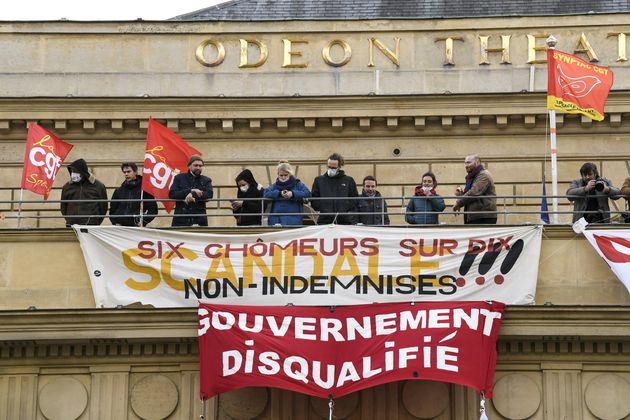 Le mouvement d'occupation des théâtres se poursuit. De l'Odéon, il s'étend progressivement à d'autres établissements (photo prise le 5 mars à Paris devant le théâtre de l'Odéon).