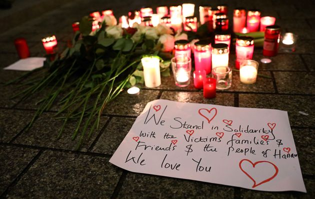 Carteles, velas y flores en recuerdo de los asesinados por la extrema derecha en Hanau, Alemania, en...