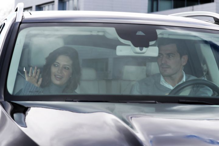 Iker Casillas y Sara Carbonero saliendo del hospital el 12 de marzo.