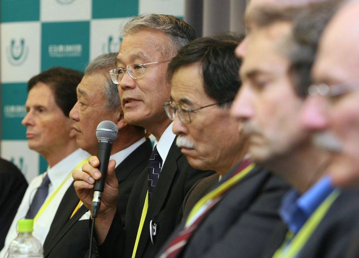 東京電力福島第１原子力発電所事故の放射線による健康への影響を検討する国際会議を終え、記者会見する福島県立医科大学の山下俊一副学長（左から3人目） 撮影日：2011年09月12日（肩書きは当時）
