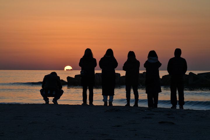 東日本大震災から10年となった2021年3月11日、宮城県荒浜地区の海岸で津波の犠牲者に祈る人たち