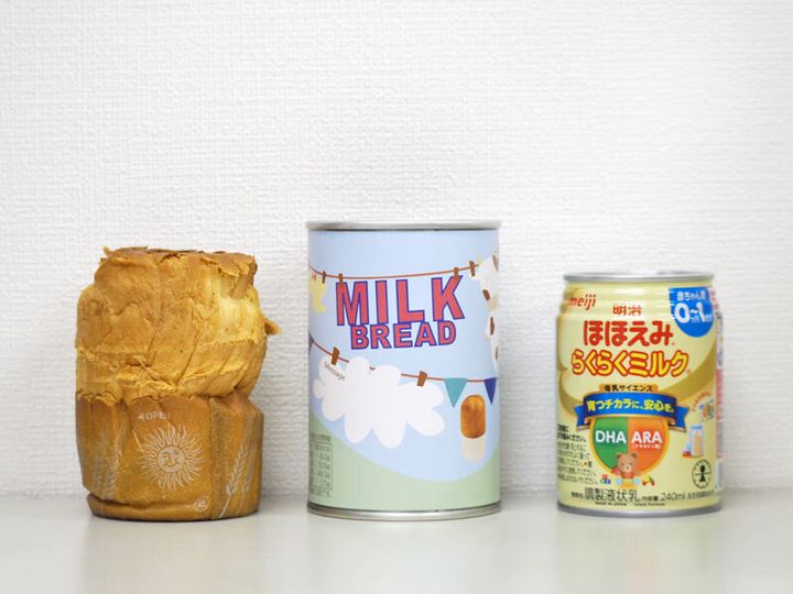 青空製パンの「つなぐパン」(中・左)と明治の「明治ほほえみ らくらくミルク」