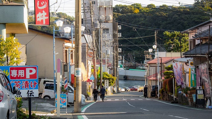 真鶴町。漁港から続く急勾配の道に商店街がある